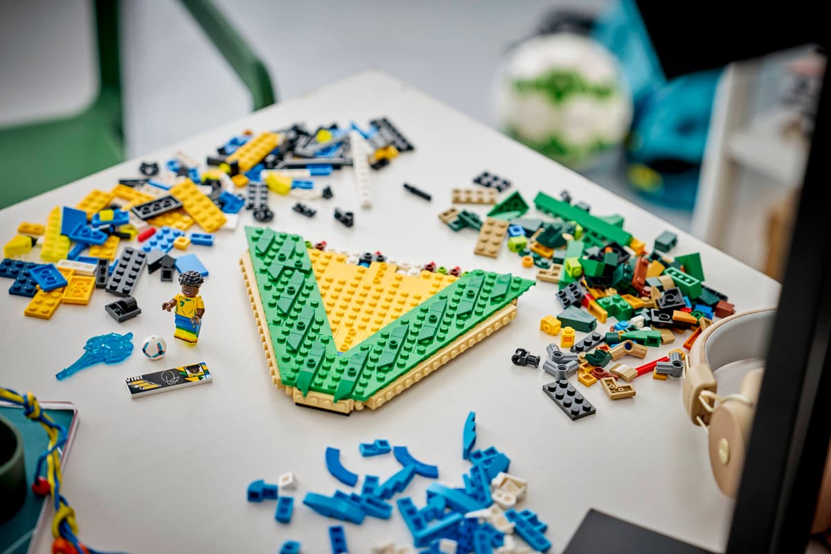 Lego, Baukasten, Klettbausteine, grüne V-Form, gelbe Platte