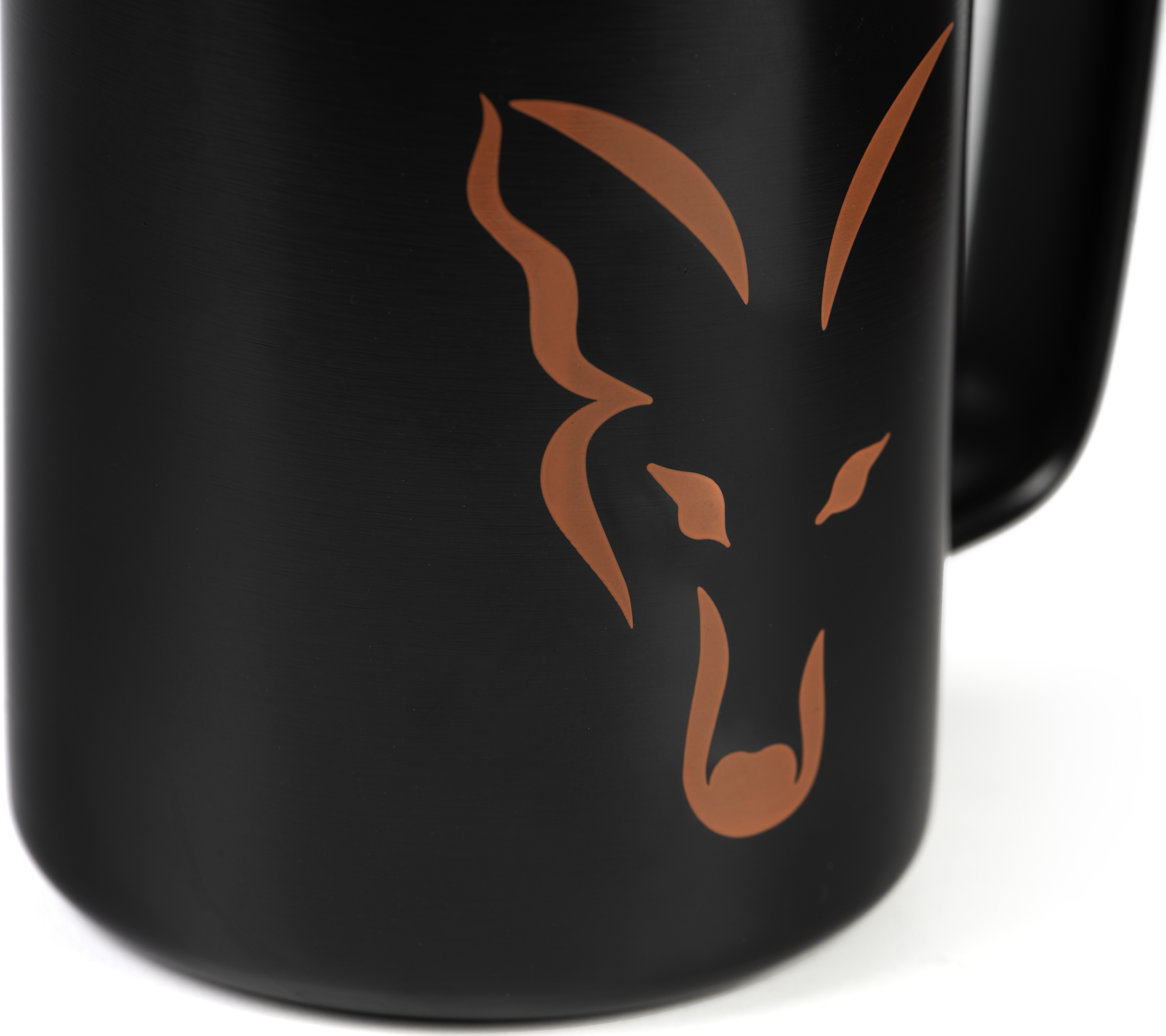 schwarzer becher, pferdendesign, keramikbecher, braun illustration, kaffeebecher