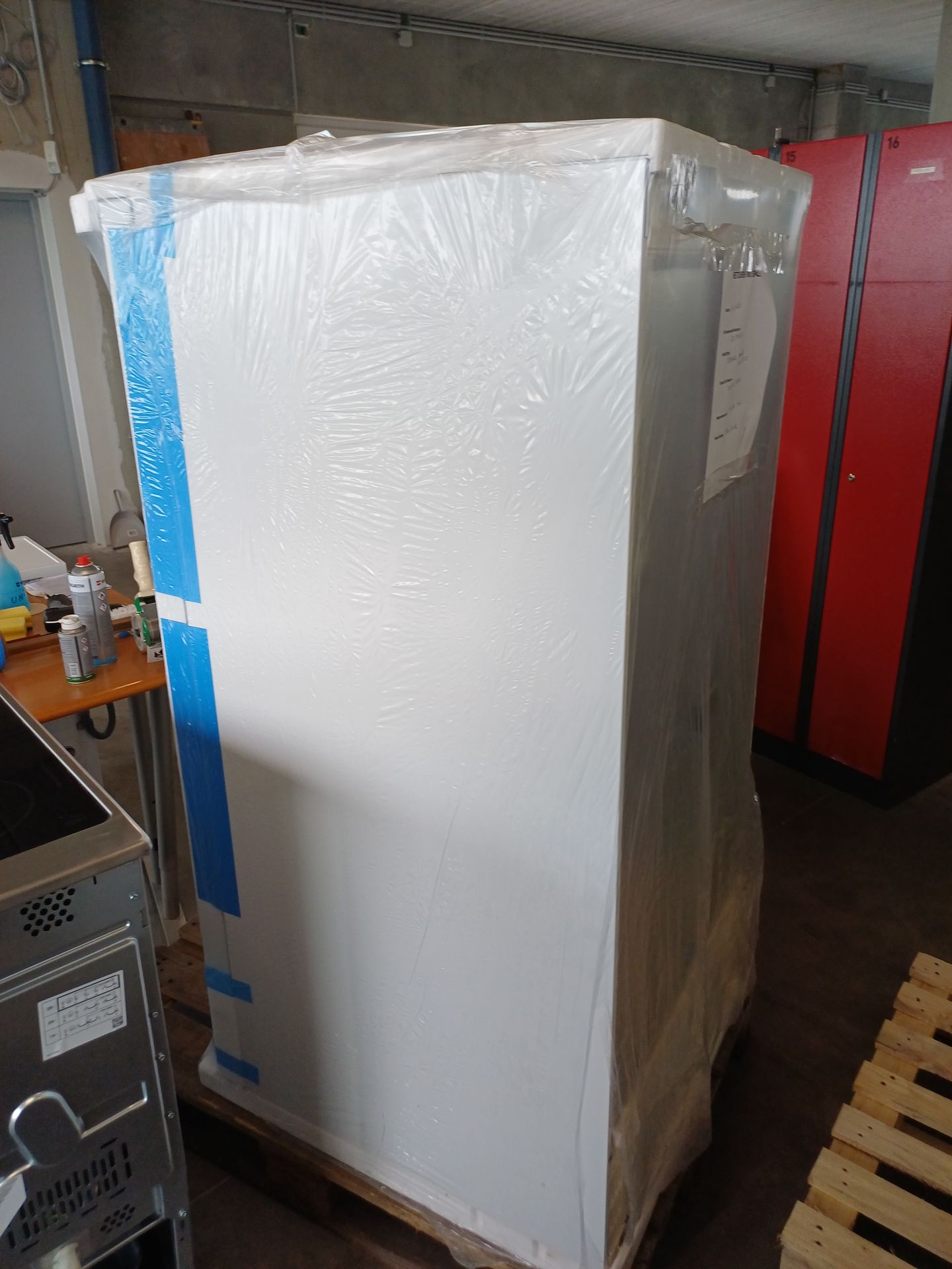 Großes Küchengerät, Wäscherei- oder Küchengerät, Weißes Gehäuse, Verpackt, Auf Palette