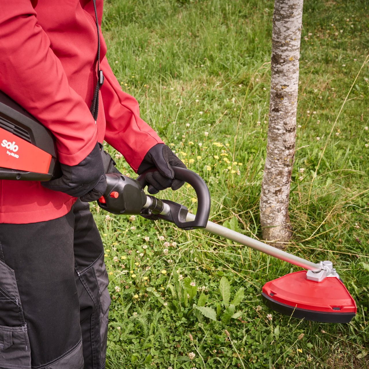 Rasenmäher, Grastrimmer, rote Jacke, Handschuhe, Gartengerät