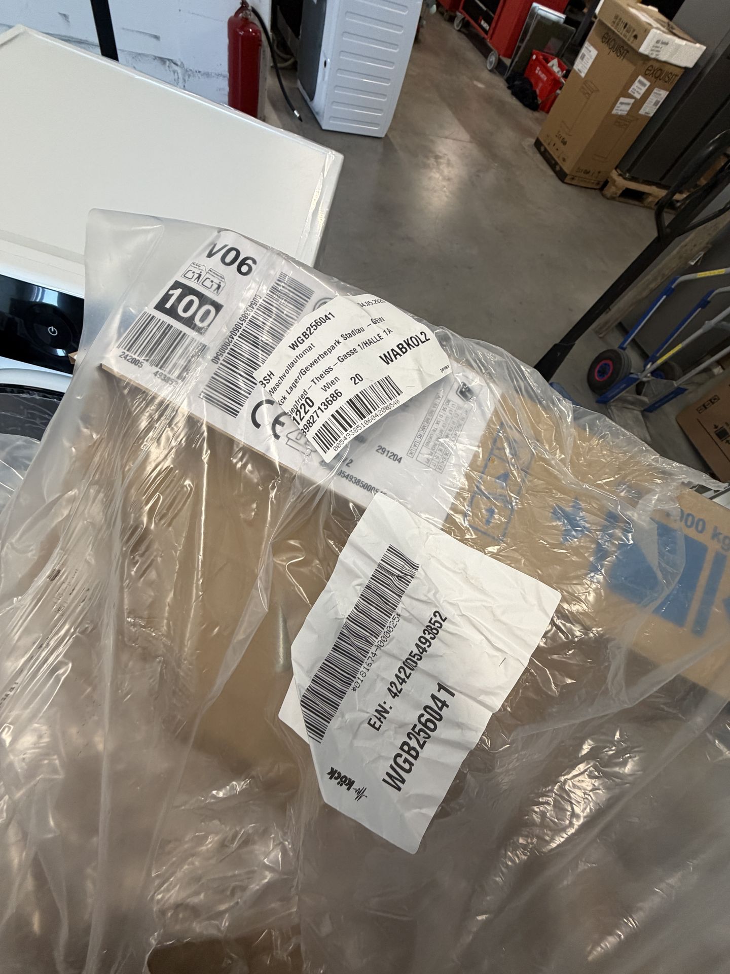 Plastikverpackung, Schutzhülle, Versandetikett, Barcode, Fabrikhalle