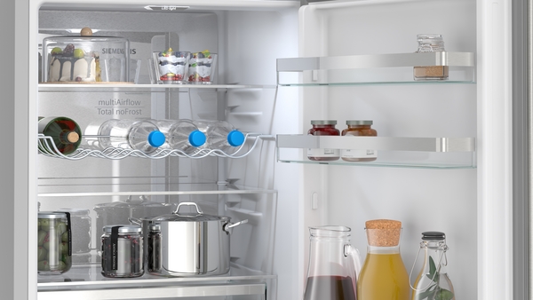 Kühlschrank, Schrankinnenraum, Gläser, Karaffen, Flaschenhalter