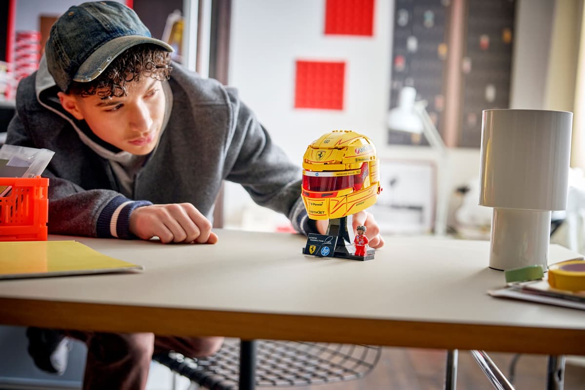 lego, helmet, minifigure, desk, gelber helm
