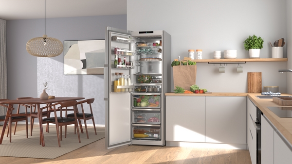 Kühlschrank, Einbauküche, Frische Lebensmittel, Glasregale, Holzarbeitsplatte