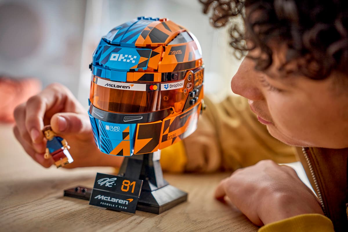 rennhelm, karohelm, orange blau, lanescheibe, kartenträger