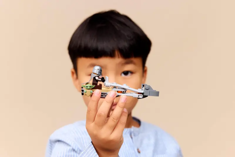 Der Mandalorianer und Grogu auf ihrem Speeder Bike