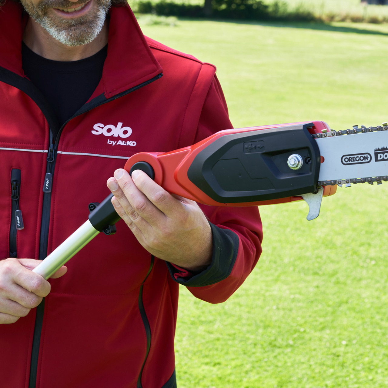 Gaswerkzeug, Kettensäge, rote Jacke, Arbeitswerkzeug, Outdoor-Tool