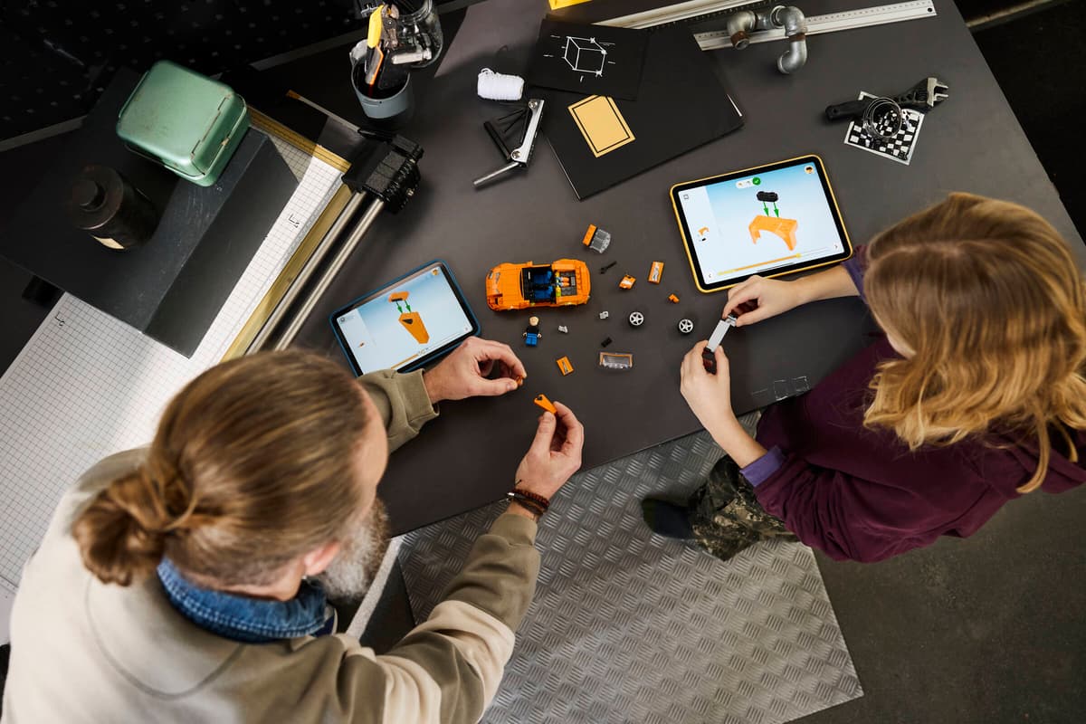 Modellbau, Kleines Auto, Bauteile, Tablet, Arbeitsplatz