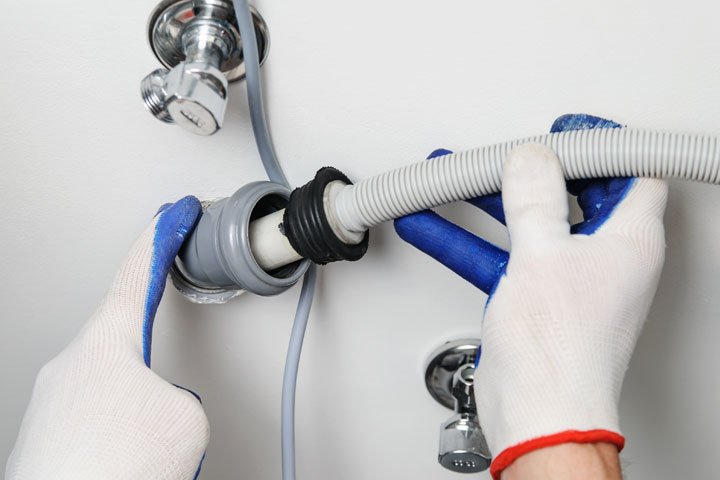 Geräte anschließen Person, Klempnerarbeiten