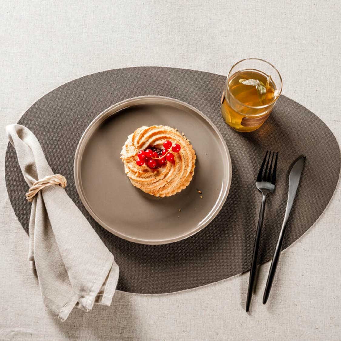 Essen, Präsentation des Essens, Gabel, Teller, Brot