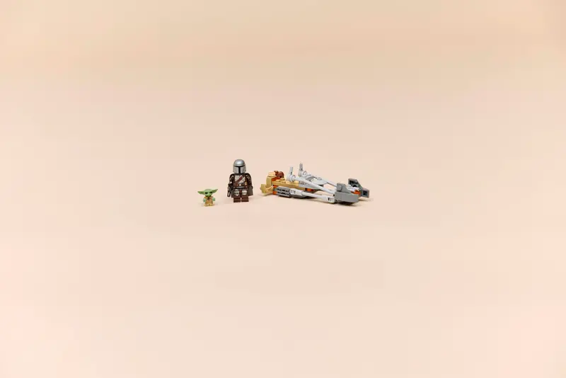 Der Mandalorianer und Grogu auf ihrem Speeder Bike