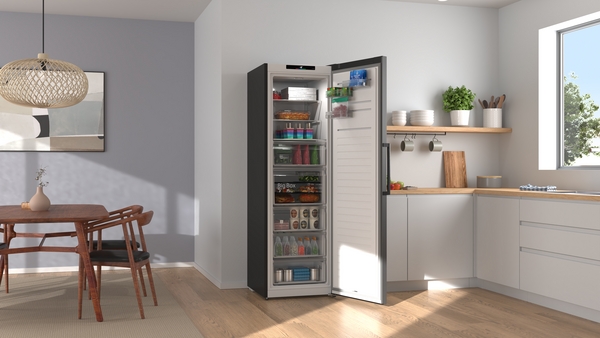 Kühlschrank, Einbaukühlschrank, Stahloptik, Glasaufsatz, Küchenraum