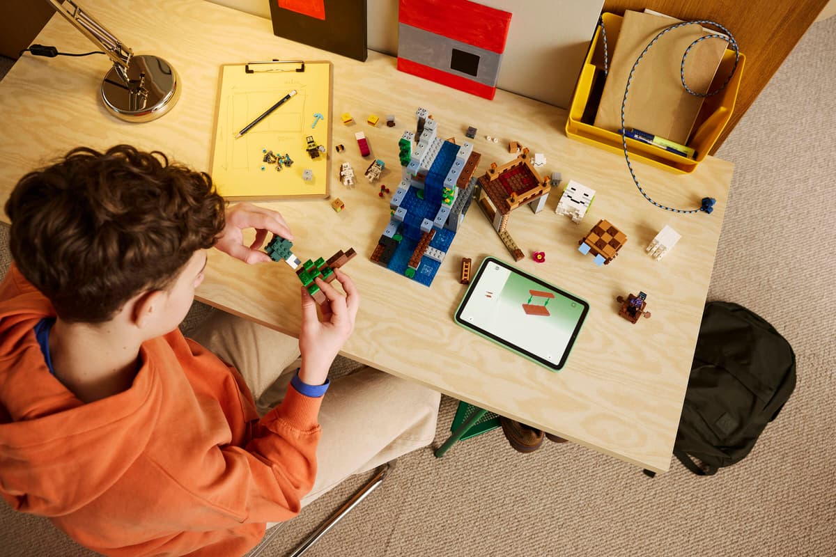 Spielzeug-Blockbausteine, Bauklotz-Modell, Lego-ähnlich, Schreibtisch-Workstation, Tablet mit Bauanleitung
