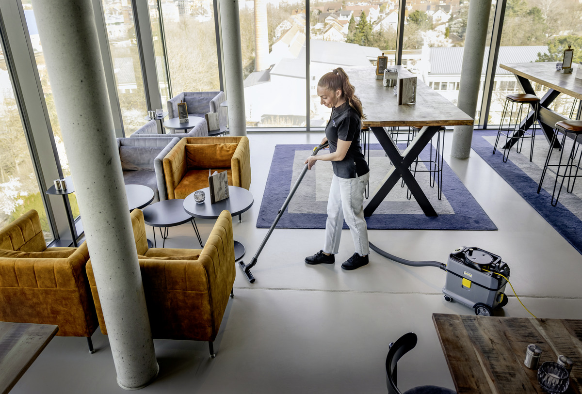 Tabelle, Person, Innenarchitektur, Fußboden, Schuh