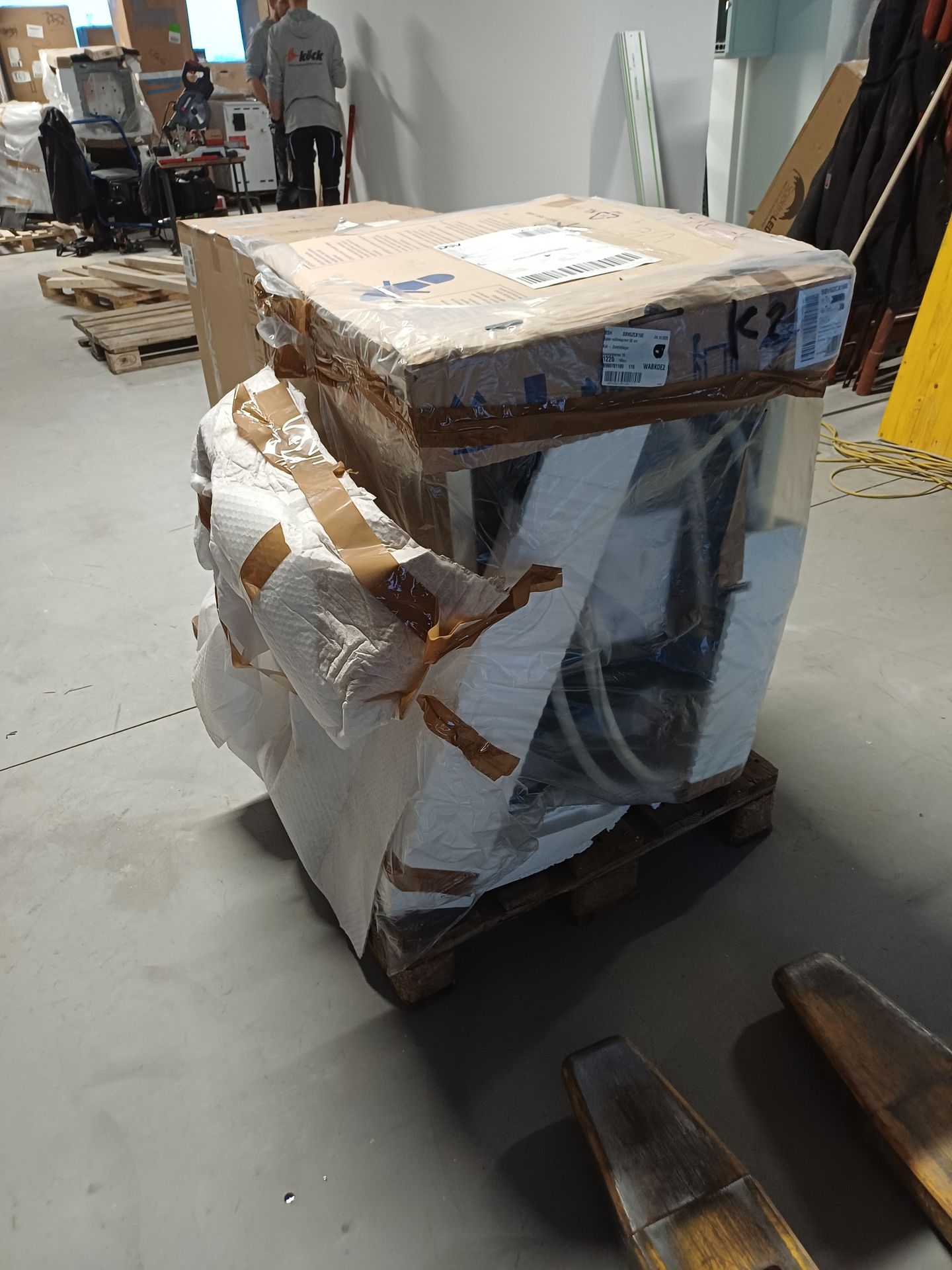Palette, Kartonverpackung, Transportverpackung, Holzpalette, Kühlband?