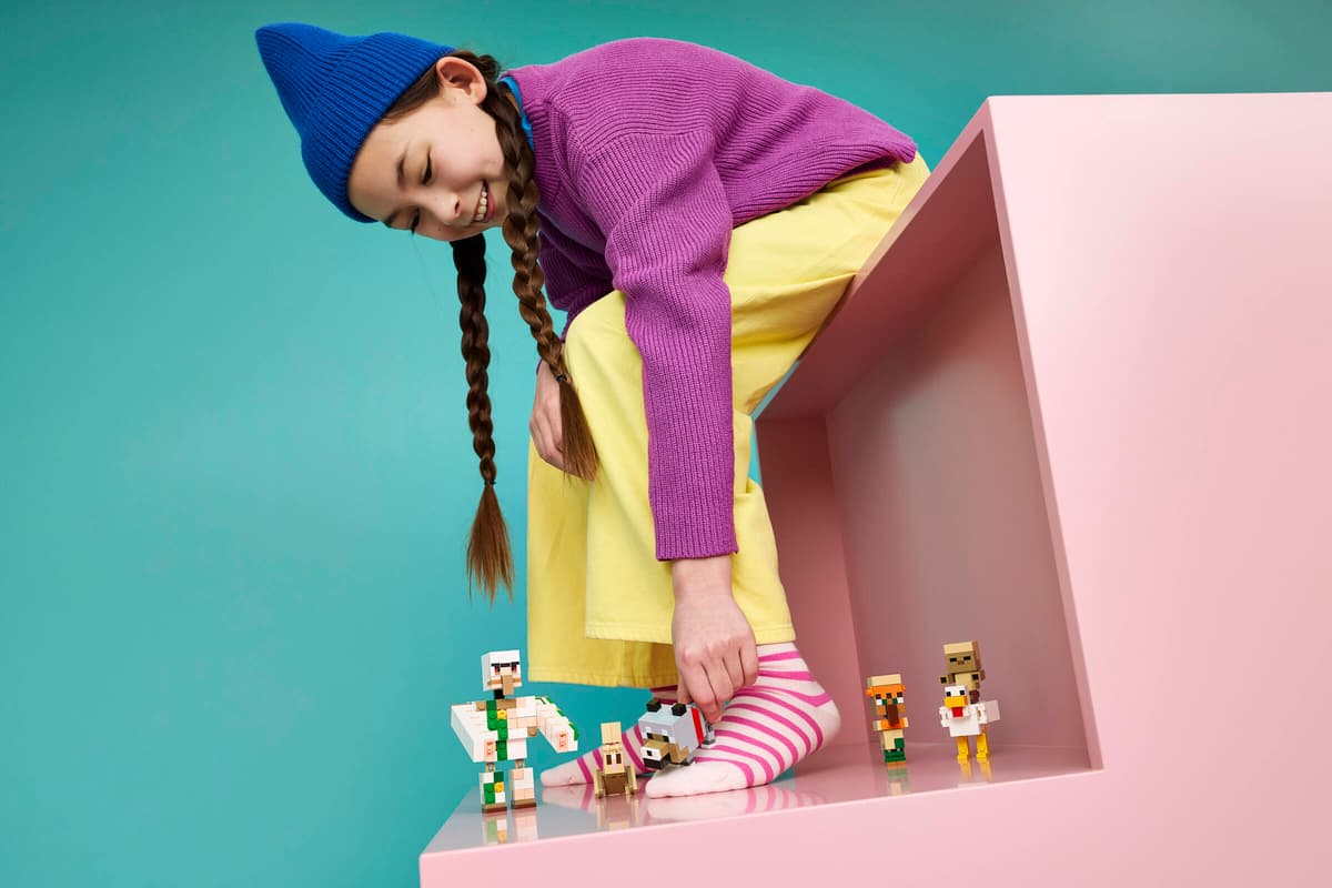 Kinder, Strickmappe?, Kleidung?, Bunte Szene, Spielzeugfiguren